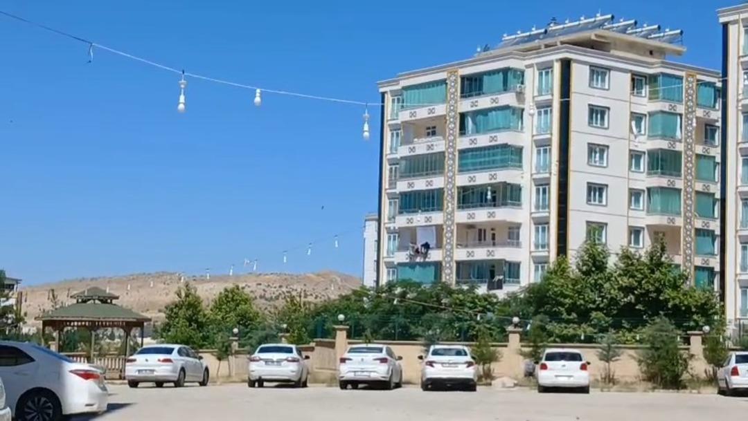 1200xauto Vahşetin adresi Diyarbakır! Küçük bedeni merdiven boşluğunda bulundu: Bıçaklanarak katledilmiş!