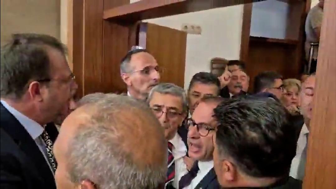 Meclis te gergin anlar! Mustafa Varank la CHP li Nebi Sarıbal birbirine girdi: "Çık şuradan, terbiyesizliğe bak..." 8