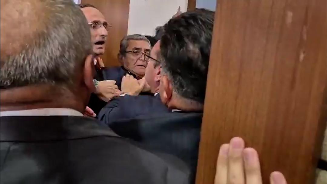 Meclis te gergin anlar! Mustafa Varank la CHP li Nebi Sarıbal birbirine girdi: "Çık şuradan, terbiyesizliğe bak..." 9