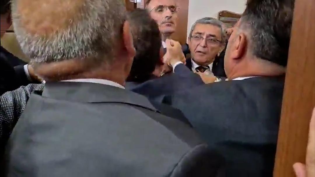 Meclis te gergin anlar! Mustafa Varank la CHP li Nebi Sarıbal birbirine girdi: "Çık şuradan, terbiyesizliğe bak..." 10