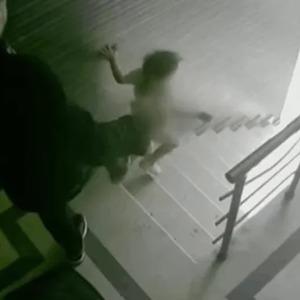 Kızına tekme atarak merdivenlerden yuvarlayan cani baba ile ilgili korkunç detaylar! 8 çocuğu 51 suç kaydı var