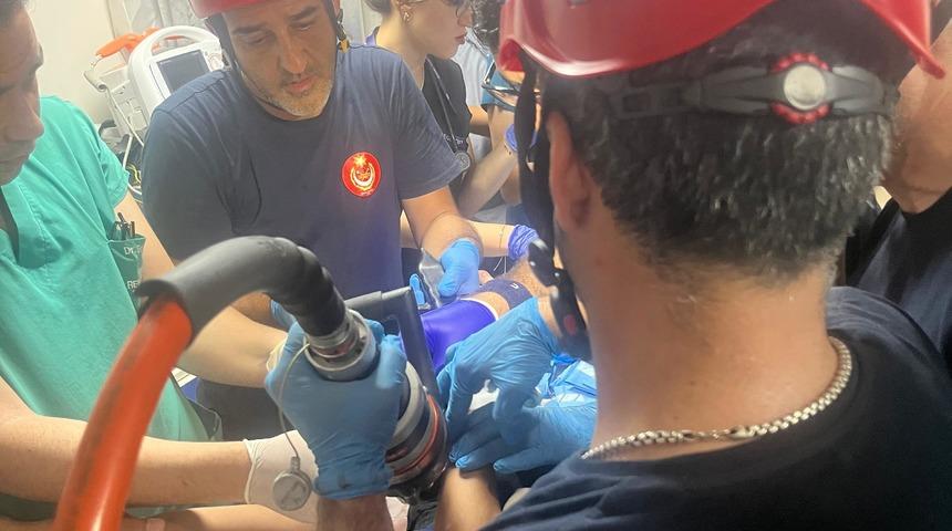 İzmir'de vücuduna demir korkuluk saplanan çocuk yaralandı