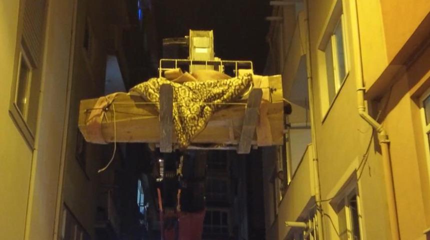 Cenazeyi vinçle taşıdılar