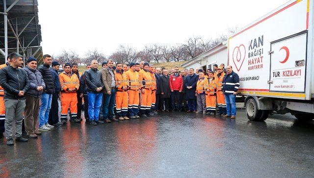 Temizlik işçilerinden Mehmetçik için kan bağışı