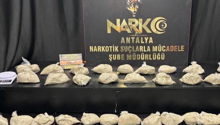 20411075-700x400 Antalya'da 15 kilogram eroin ele geçirildi