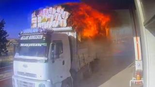 Diyarbakır'da alev alan saman yüklü kamyon, akaryakıt istasyonuna girdi