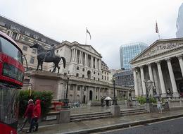 İngiltere Merkez Bankası politika faizini sabit bıraktı