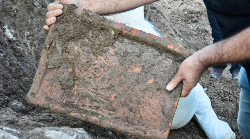 Yol çalışmasından tarihi olduğu değerlendirilen mezar kalıntıları çıktı