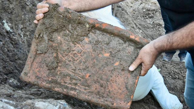 Yol çalışmasından tarihi olduğu değerlendirilen mezar kalıntıları çıktı