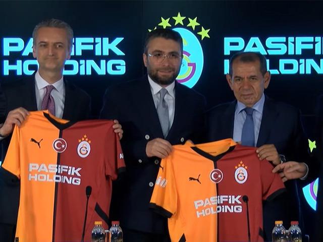 Galatasaray Başkanı Dursun Özbek ve Başkan Vekili Abdullah Kavukcu'dan sponsorluk anlaşması sonrası transfer açıklaması...