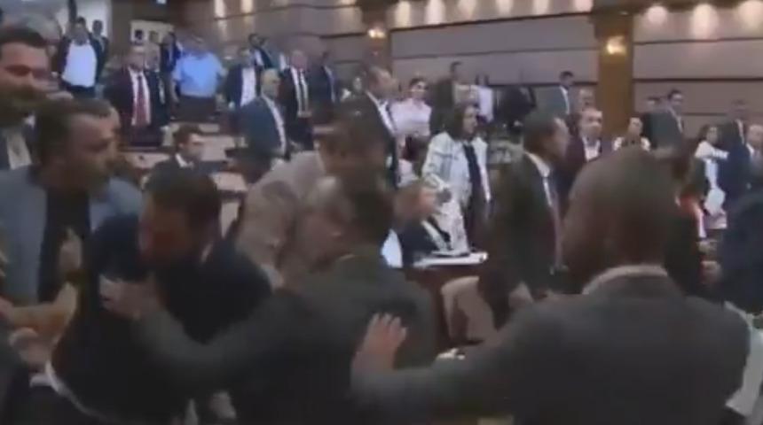 İBB Meclisi karıştı! CHP'li ve AK Partili üyeler arasında kavga