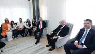 Cumhurbaşkanı Erdoğan ve Aliyev deprem bölgesinde! Bakan Kurum o anları böyle paylaştı: "Bu güzel mahallede artık sadece sevinç var"