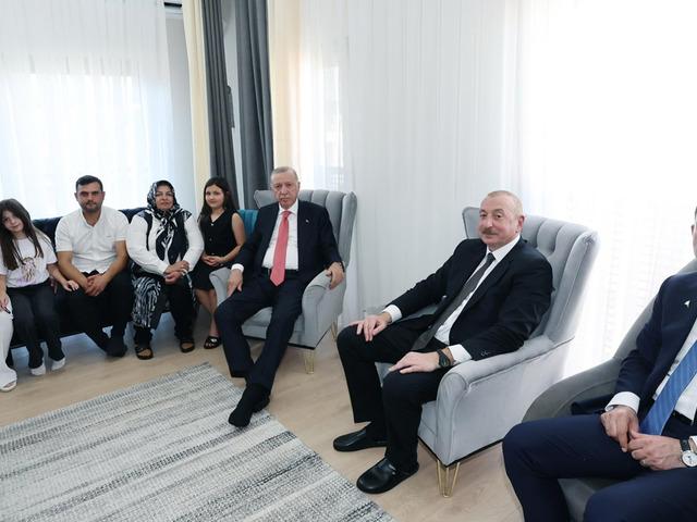 Cumhurbaşkanı Erdoğan ve Aliyev deprem bölgesinde! Bakan Kurum o anları böyle paylaştı: "Bu güzel mahallede artık sadece sevinç var"