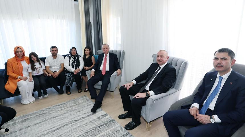 Cumhurbaşkanı Erdoğan ve Aliyev deprem bölgesinde! Bakan Kurum o anları böyle paylaştı: "Bu güzel mahallede artık sadece sevinç var"