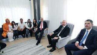 Cumhurbaşkanı Erdoğan ve Aliyev deprem bölgesinde! Bakan Kurum o anları böyle paylaştı: Bu güzel mahallede artık sadece sevinç var