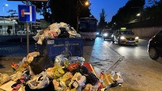 Belediye işçileri greve gitti, çöp yığınları oluştu