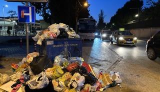 Belediye işçileri greve gitti, çöp yığınları oluştu