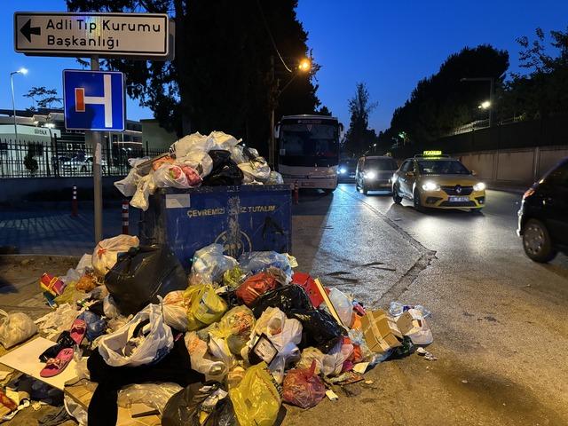 Belediye işçileri greve gitti, çöp yığınları oluştu