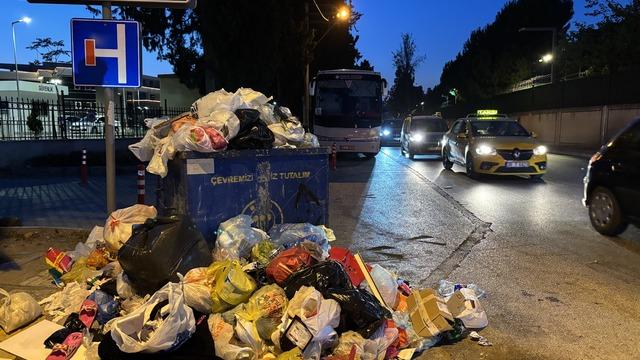 İzmir Buca’da belediye işçilerinin grevi nedeniyle çöp yığınları oluştu