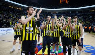 Fenerbahçe basketbolda ezeli rakibi yenerek seriyi 2-0 yaptı...