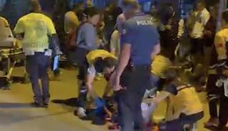 Motosiklet yayalara çarptı: 1’i çocuk, 3 yaralı