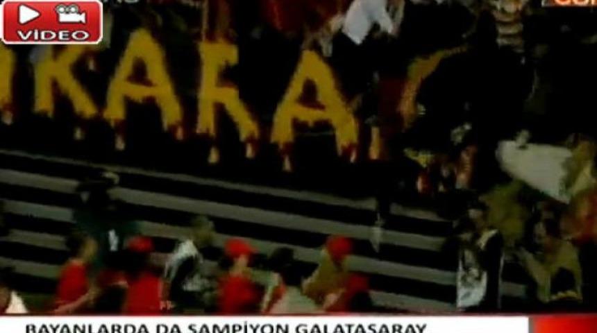 Dev derbide trib&uuml;n &ccedil;&ouml;kt&uuml;! (Video)