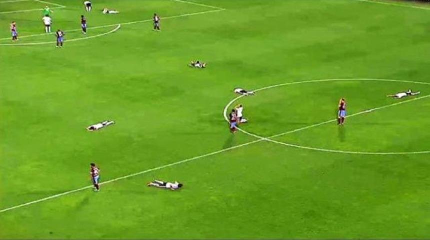 Yok b&ouml;yle an, 6 futbolcu yıkıldı!