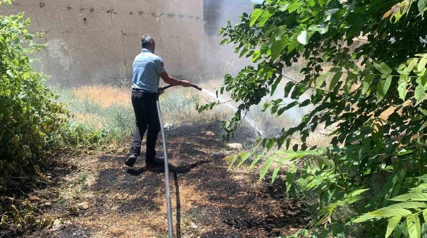 Karaman’da cami avlusundaki kuru otlar tutuştu