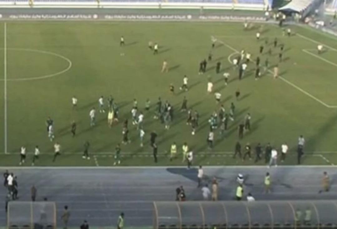 Bu nasıl futbol maçı! Taraftarlar sahaya girdi, hakeme saldırdı... Takım otobüsü kül oldu 1