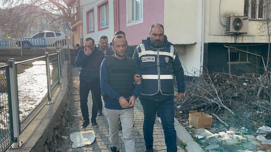 1200xauto Adana'da hırsız cinayeti: Kolunda bilezikleri gördüğü kadını evine girip katletti!