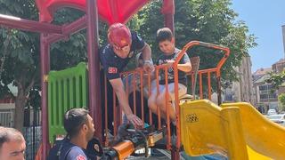 Kaydıraktaki demirlere bacakları sıkışan çocuğu itfaiye kurtardı