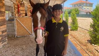 Karnesini almaya okula atıyla geldi, gören gözlerine inanamadı