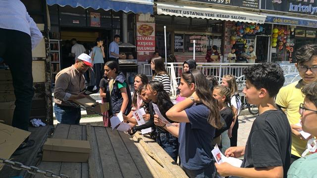 Şuhut’ta takdir belgesi alan öğrencilere ayakkabı sürprizi