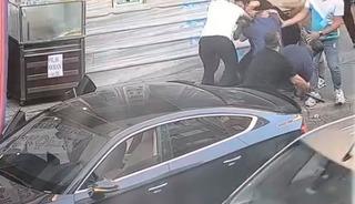 Avcılar'da iki şahıs, yaşlı adamı sopayla dövdü