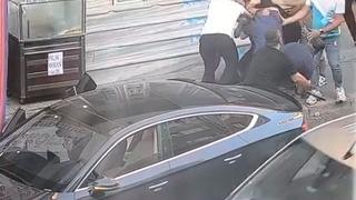 Avcılar'da iki şahıs, yaşlı adamı sopayla dövdü