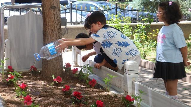 Okulun yanındaki asırlık mezara öğrencilerden vefalı dokunuş