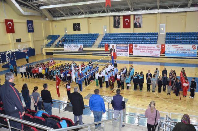 Okul Sporları Voleybol Grup müsabakaları açılış seremonisi ile başladı