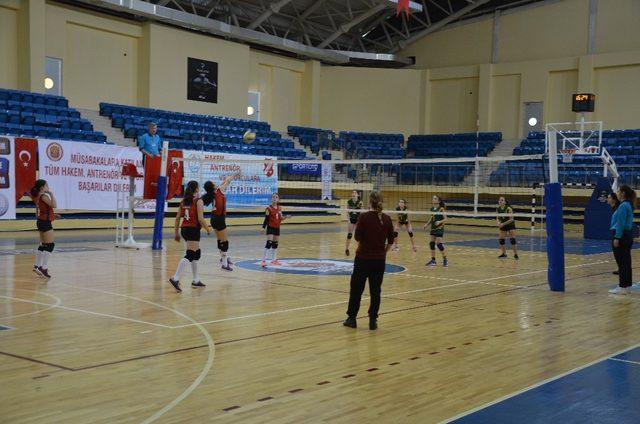 Okul Sporları Voleybol Grup müsabakaları açılış seremonisi ile başladı