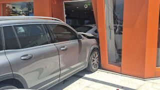 Banka şubesinde panik! Cipin çarptığı otomobil şubeye daldı, müşteriler panik yaşadı