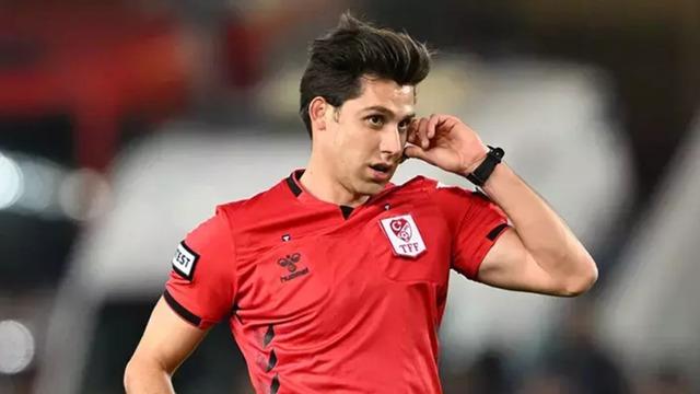 Türk hakemden Avrupa'yı karıştıran hata! VAR olmayan maçta VAR kararı verdi