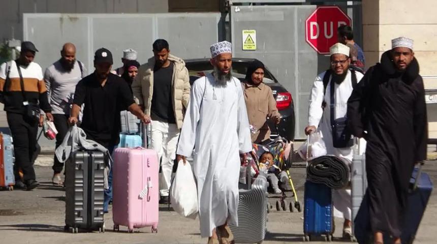 İran’dan tahliye edilen Ummanlı kafile uçakla Trabzon’dan ülkelerine dönüyor