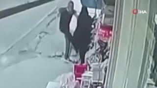 Çocuğunun mezuniyetine giderken boşanma aşamasındaki eşi darp etti! Önce tekme attı sonra yumruklayıp kaçtı... O anlar kameraya yansıdı