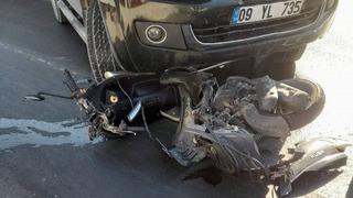 Motosikletle otomobil çarpıştı, motosiklet sürücüsü metrelerce sürüklendi