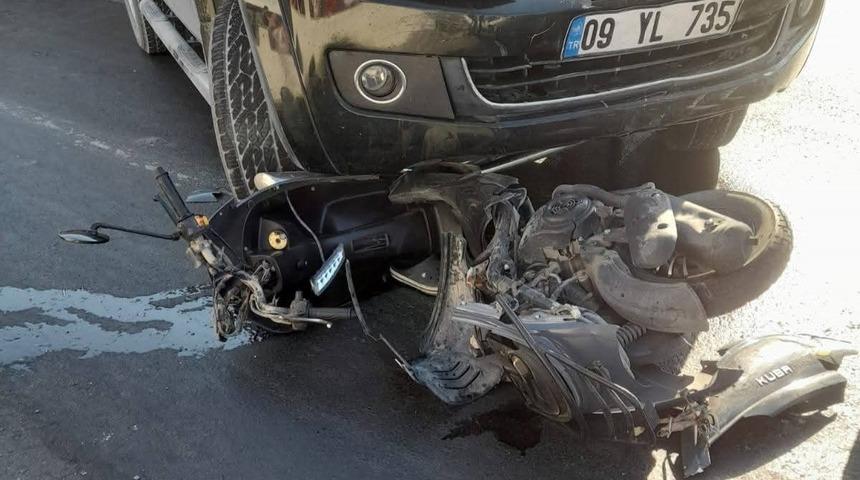 Motosikletle otomobil çarpıştı, motosiklet sürücüsü metrelerce sürüklendi