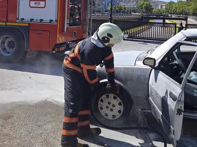 Çankırı'da seyir halindeki otomobil alev aldı