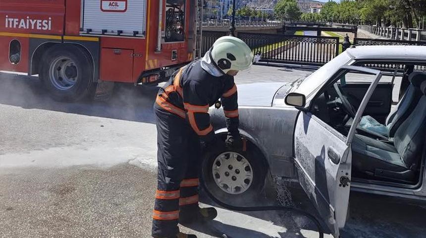 Çankırı'da seyir halindeki otomobil alev aldı