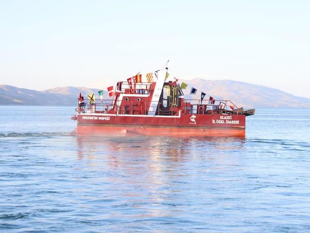 Hazar Gölü temizliği için ilk adım atıldı