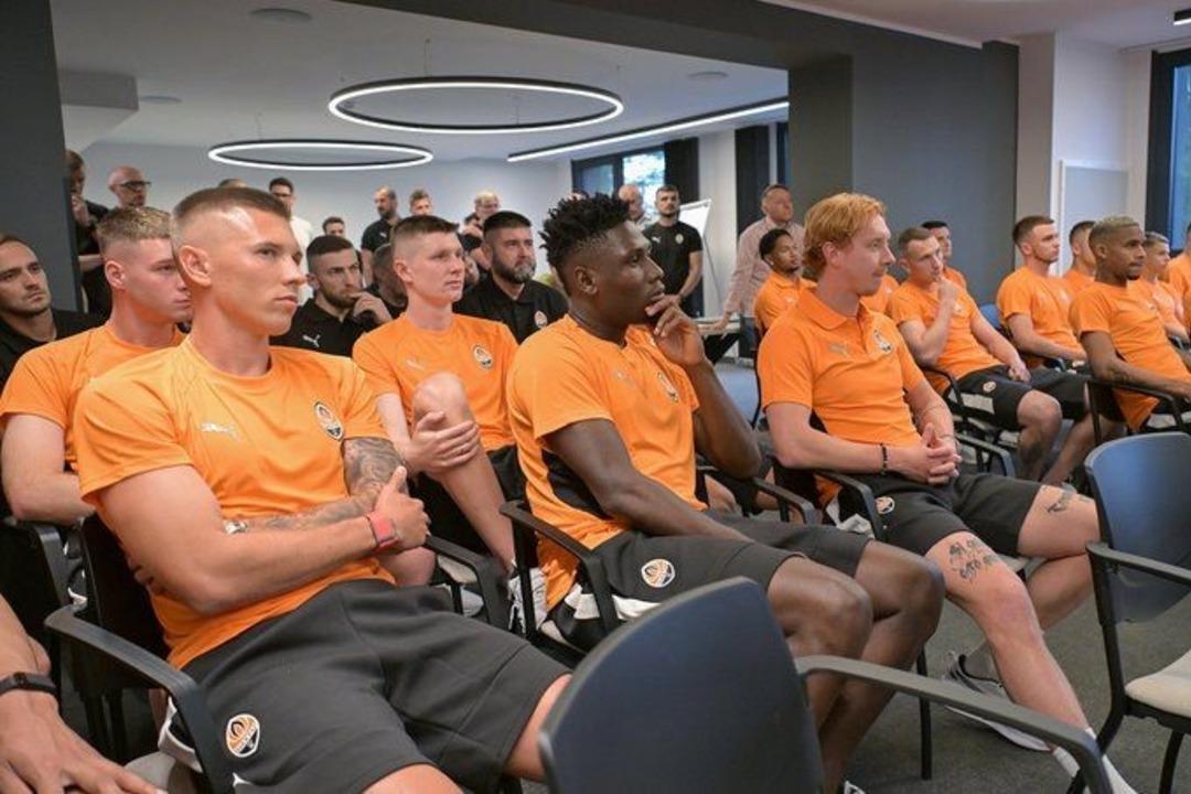 Arda Turan ın Shakhtar mesaisi başladı! İlk toplantısı gündem oldu...   Bir daha Kiev Şampiyonluğu görmek istemiyorum   1