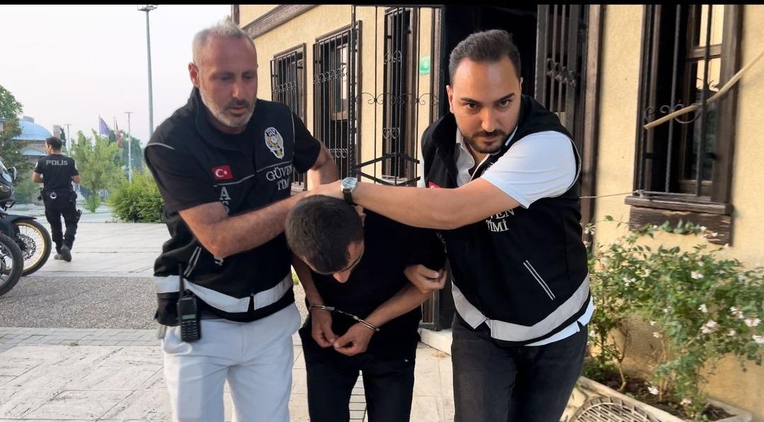 1200xauto Kadının boğazına bıçak dayayıp gasp etti: Altın bilezikleri sahte sanıp almadı!
