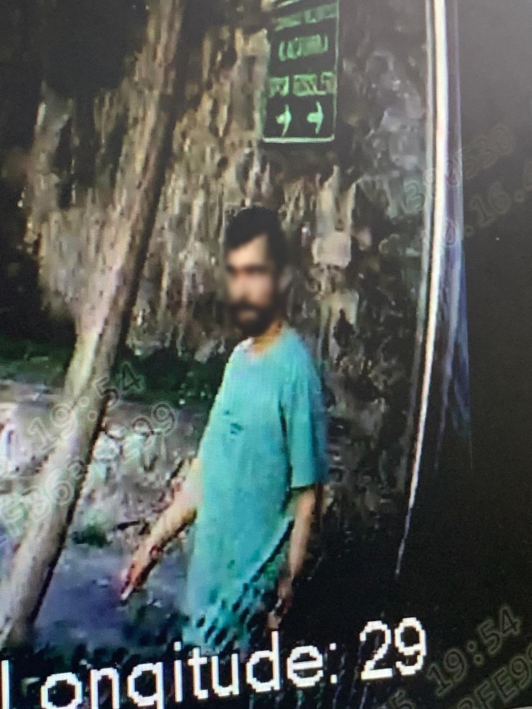 1200xauto Kadının boğazına bıçak dayayıp gasp etti: Altın bilezikleri sahte sanıp almadı!